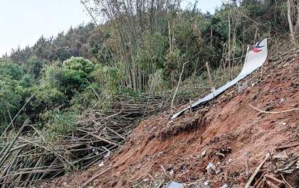 Equipes de resgate procuram vestígios de passageiros de avião que caiu na China
