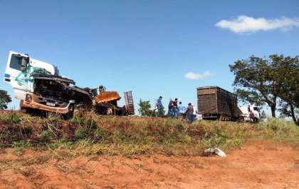 Grave acidente entre carreta e caminhão boiadeiro deixa um morto na BR-262 próximo a Água Clara
