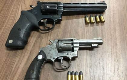 Polícia Civil apreende armas de fogo e prende duas pessoas em flagrante
