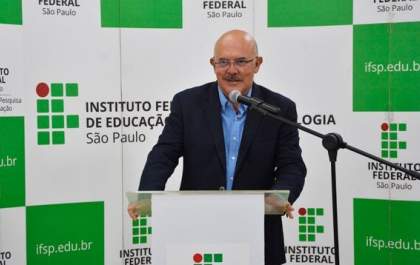 Ministro da Educação pede exoneração do cargo