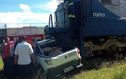 Câmera de estabelecimento filma momento que trem e carro se chocam no centro