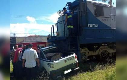 Picape é atingida por trem na área central de Andradina