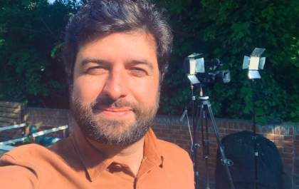Aos 35 anos, jornalista Rodrigo Carvalho fala sobre suas vivências como correspondente internacional pela GloboNews em Londres