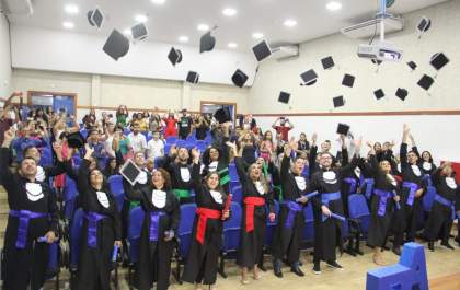 Universitários da Unopar colam grau em cerimônia solene