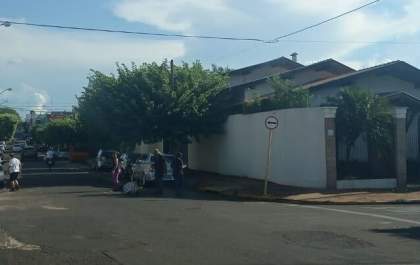 Moradores sinalizam buraco na Paes Leme