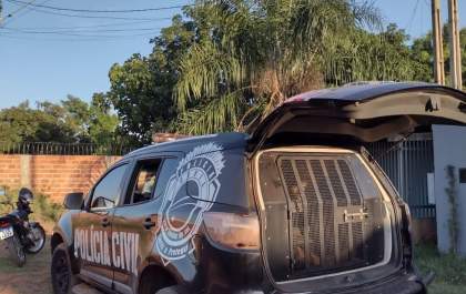 Ladrão é preso após danificar janela, quebrar portas, destruir móveis e forro de casa para furtar