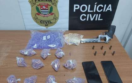 Mãe e filho são presos pelo GOE/Deic com arma e mais de 350 pinos com cocaína