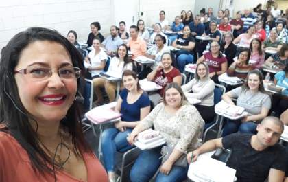 Professora dá exemplo de amor à educação e solidariedade