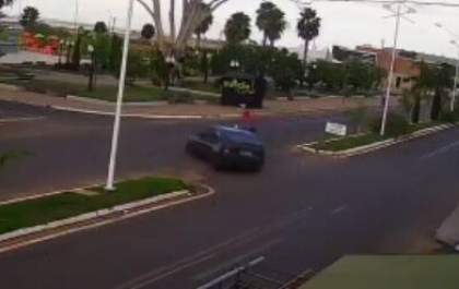 Câmera flagra motociclista sendo arremessado ao ar após bater em carro
