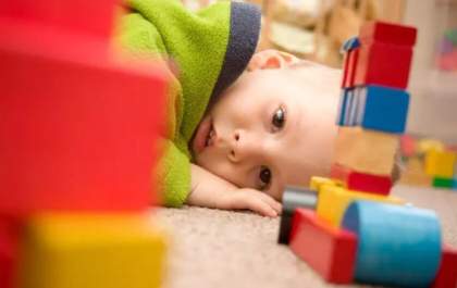 Sinais de alerta para identificar o autismo e iniciar intervenção precoce