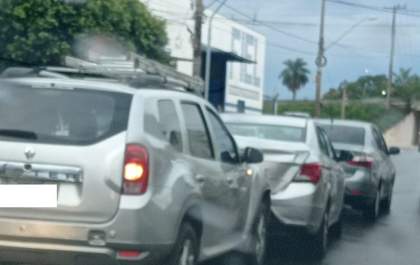 Engavetamento com três veículos congestiona entrada no Santa Cecília