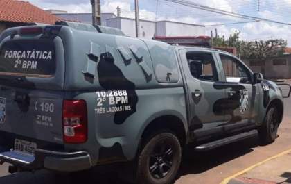 Mulher é agredida por dupla com socos, pontapés e golpes de faca durante assalto
