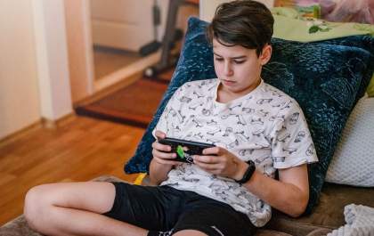 Jovens têm crise de ansiedade ‘coletiva’; especialista explica como mau uso do celular pode causar dependência