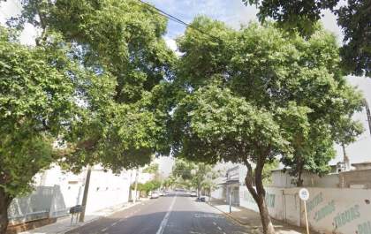 Mototaxista é atingido por 3 tiros na rua Do Fico