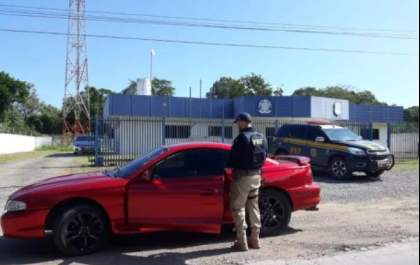 Ford Mustang retido pela PRF, pois condutor estava com a CNH suspensa