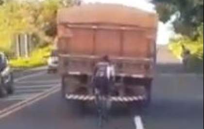 Ciclista se arrisca pegando 'vácuo' de caminhão em rodovia de Birigui