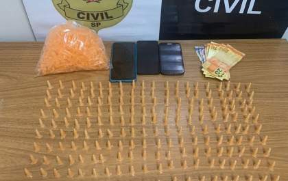 Mãe e filho são presos com 258 pinos com cocaína