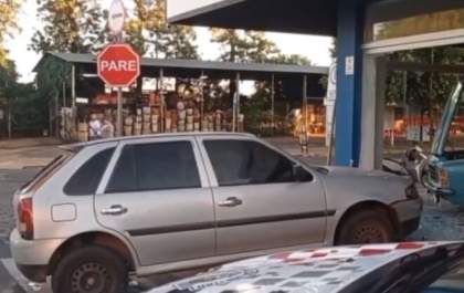Jovem é preso após furtar carro e usá-lo para invadir loja de motos