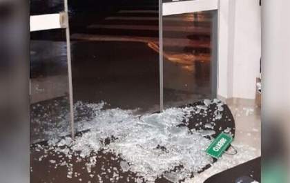 Comerciante fica no prejuízo após ladrão quebrar vidro blindex em Três Lagoas