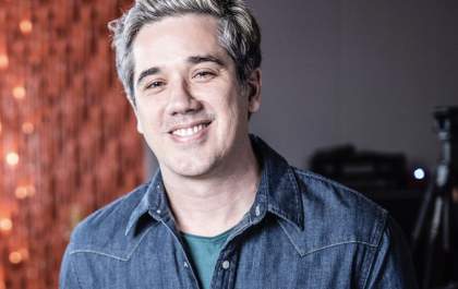 Rogério Flausino, líder do Jota Quest, completa 50 anos