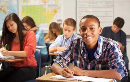 Estudantes do ensino médio planejam continuar estudos após concluírem a educação básica