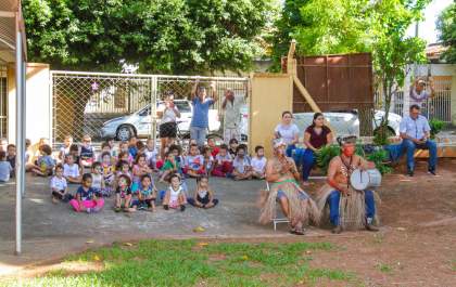 Indígenas da aldeia Icatu fazem apresentação cultural em creches municipais de Birigui