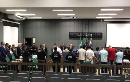 Júri condena nove homens a 257 anos de prisão pela decapitação de uma jovem em maio de 2018