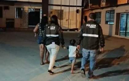 Mãe tenta vender filha de 2 anos em anúncio no Facebook e acaba presa