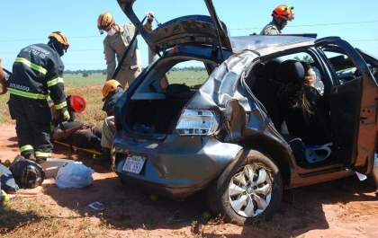 Carro com estudantes de medicina que saiu de Três Lagoas capota em rodovia de MS