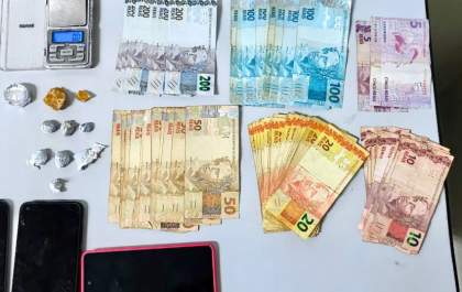 Homem é preso por tráfico de drogas e objetos recuperados estão na delegacia