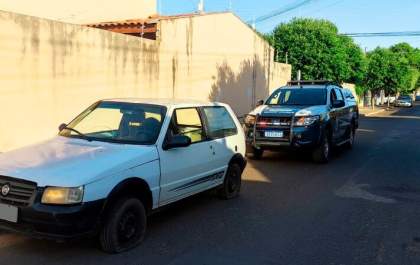Ladrões abandonam carro carregado de materiais furtados após chegada da PM