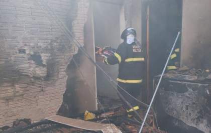 Agilidade do Corpo de Bombeiros evita que casa seja totalmente consumida por fogo em Três Lagoas