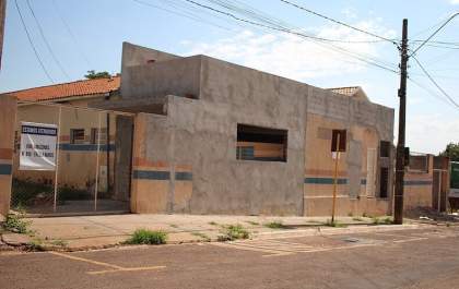 Pedreiros teriam paralisado obra por falta de pagamento