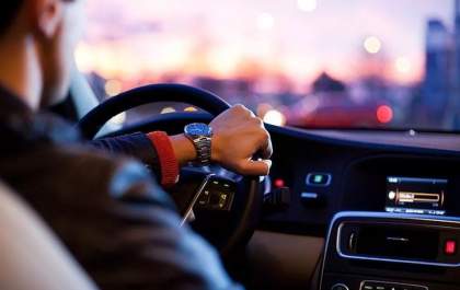 Motorista que não acata ordem de parada da polícia comete crime, decide STJ