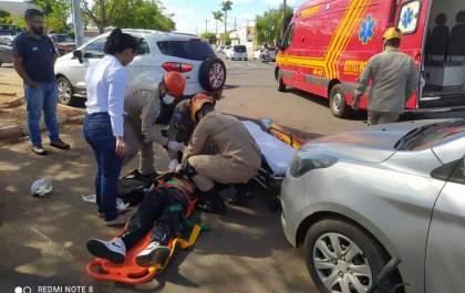 Adolescente sofre cortes nos lábios e nariz em acidente entre bicicleta e carro em Três Lagoas