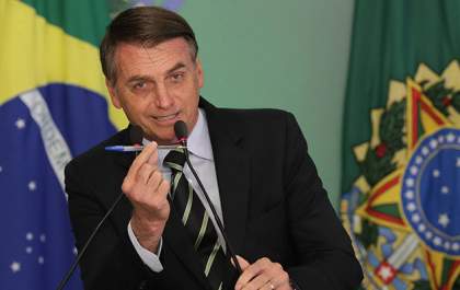 Bolsonaro assina medida que libera saque do FGTS para trabalhadoras pagarem creche