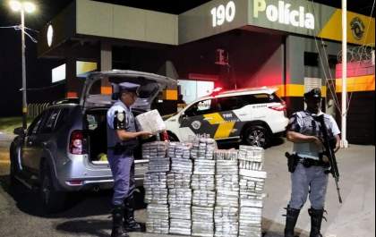 Menina de 15 anos é detida dirigindo carro com mais de 300 quilos de maconha em rodovia