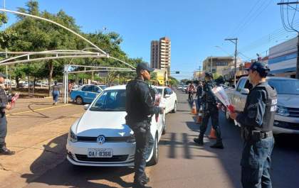 Polícia Militar homenageia mamães com botões de rosas no Centro de Três Lagoas