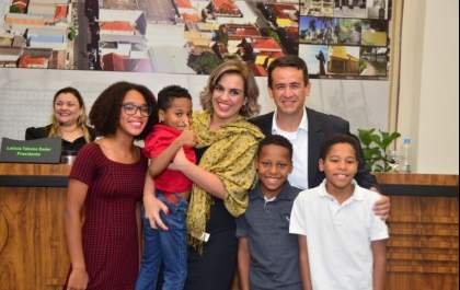 Mãe adotiva de 4 filhos é a ‘Mãe do Ano’ em Penápolis