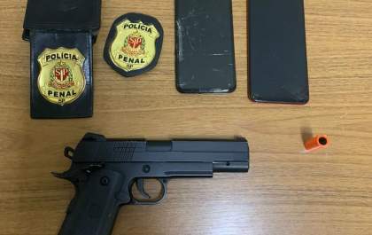 GOE/Deic apreende distintivo e pistola de airsoft com falso policial