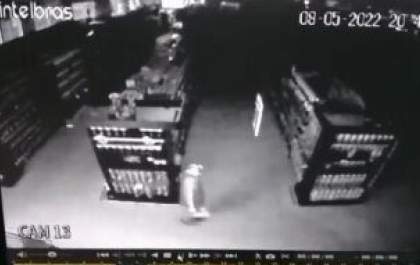 Ladrão quebra blindex, invade mercado em Três Lagoas, mas foge após disparo do alarme