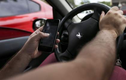 Pelo menos 250 mil motoristas foram flagrados usando o celular no trânsito em 2021