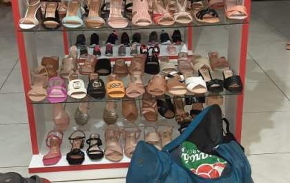 Dupla é presa por furto em loja de sapatos