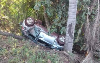 Um morre e três ficam feridos em capotamento na BR 262