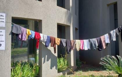 Empresa cria varal solidário com roupas e acessórios de inverno em Araçatuba