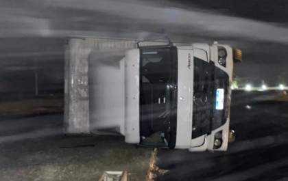 Ventania tomba caminhão com motorista dentro, em SC; velocidade do vento chegou a 157 km/h