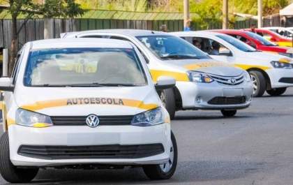 Aulas em autoescola podem deixar de ser obrigatórias para tirar a CNH