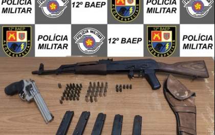 Homem é preso pelo Baep com fuzil e revólver enterrados em casa