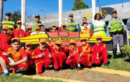 Crianças do Programa Bombeiro Mirim participam de ações do Maio Amarelo