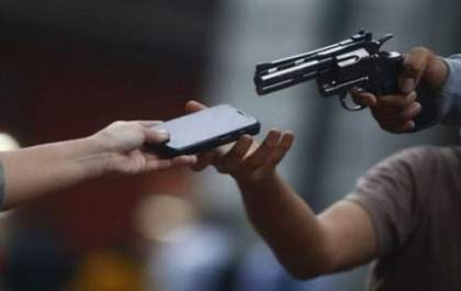 Dupla é presa após 2 roubos seguidos com arma de brinquedo em Birigui
